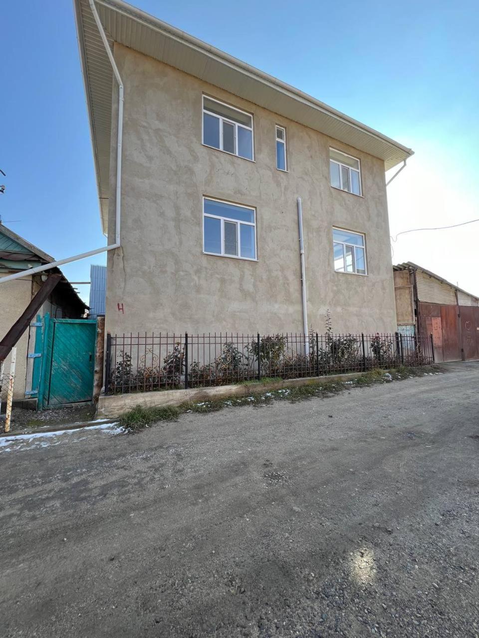 Emir Guest House In Karakol Exteriör bild